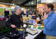 Barbara van De Goede Vissers maakt Pupinesoep met groenten van Tuinderij van Es.